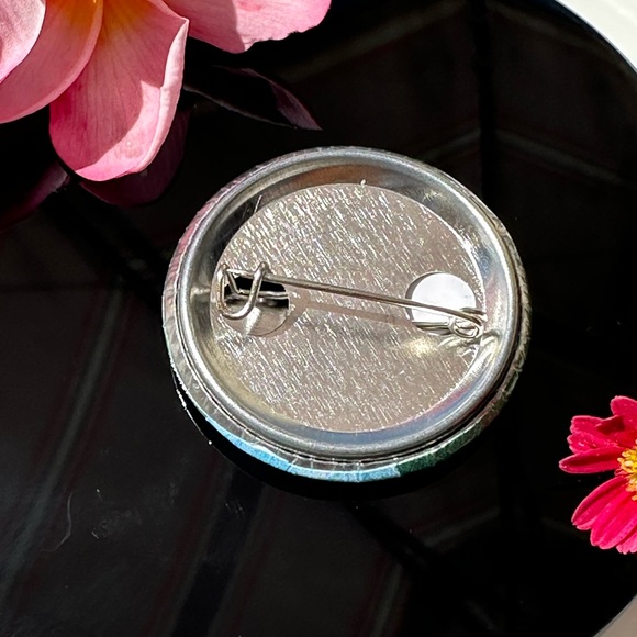 Handmade- Princess and the frog Pin - Picture 3 of 3